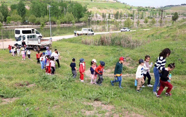 Diyarbakır’da depremde yaşamını yitirenler anısına fidan Diyarbakır’da depremde yaşamını yitirenler anısına fidan