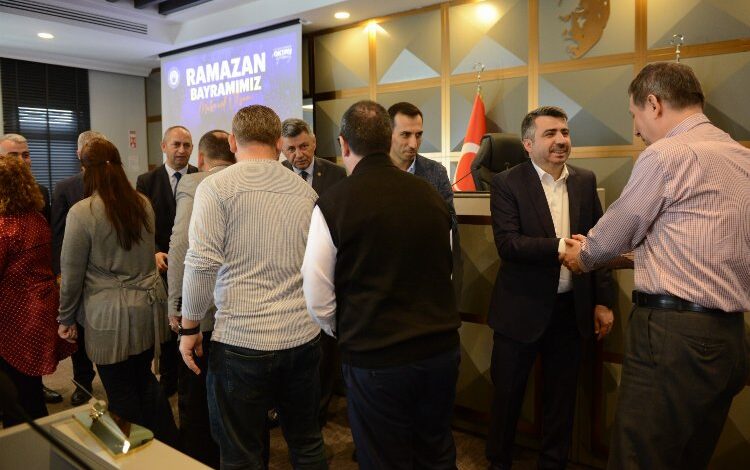 Bursa Yıldırım’da Başkan Yılmaz personeliyle bayramlaştı Bursa Yıldırım’da Başkan Yılmaz personeliyle bayramlaştı