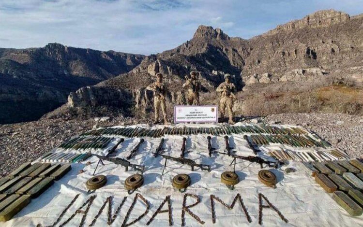 Şırnak ‘Abluka’sında çok sayıda mühimmat ele geçirildi Şırnak ‘Abluka’sında çok sayıda mühimmat ele geçirildi