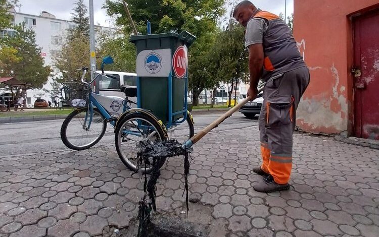 Kayseri Melikgazi’de yağmur suyu kanallarına özel mesai Kayseri Melikgazi’de yağmur suyu kanallarına özel mesai