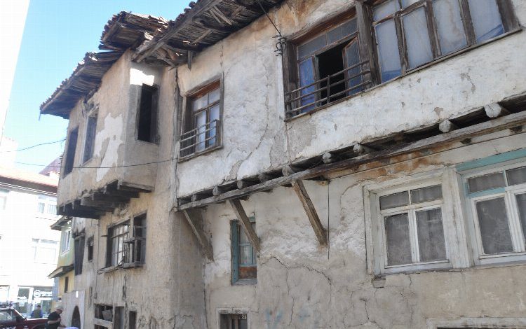 Kütahya’da metruk ev sorunu çözülüyor