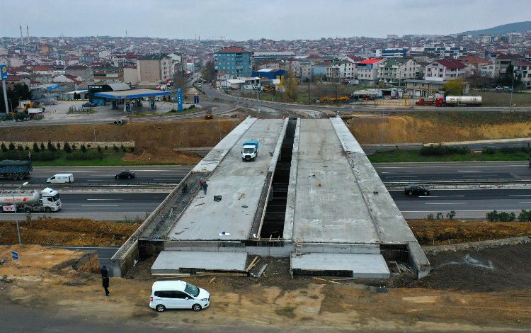 Kocaeli’nde Tembelova Köprüsü’nün kirişleri konuldu Kocaeli’nde Tembelova Köprüsü’nün kirişleri konuldu