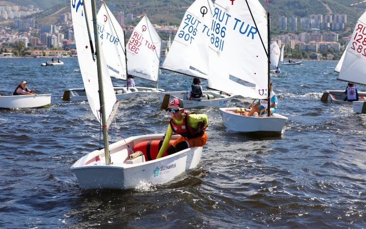 İzmir kurtuluşuna Narlıdere’den yelken açtılar İzmir kurtuluşuna Narlıdere’den yelken açtılar