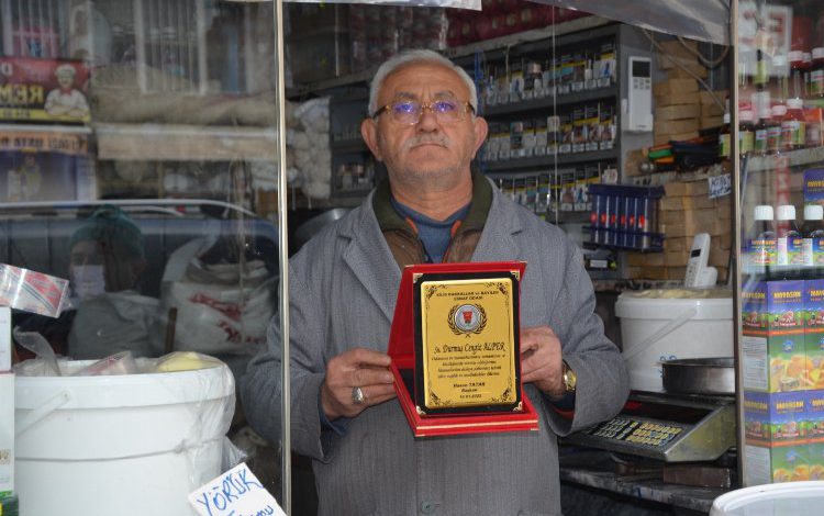 120 yıllık bakkal esnafına plaket 120 yıllık bakkal esnafına plaket