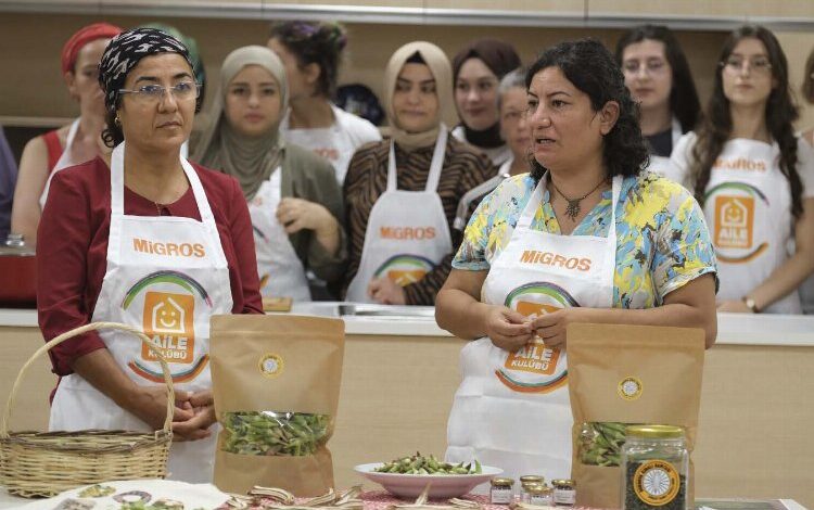 İzmir Bornova’da ‘kınalı bamya’ tanıtımı İzmir Bornova’da ‘kınalı bamya’ tanıtımı