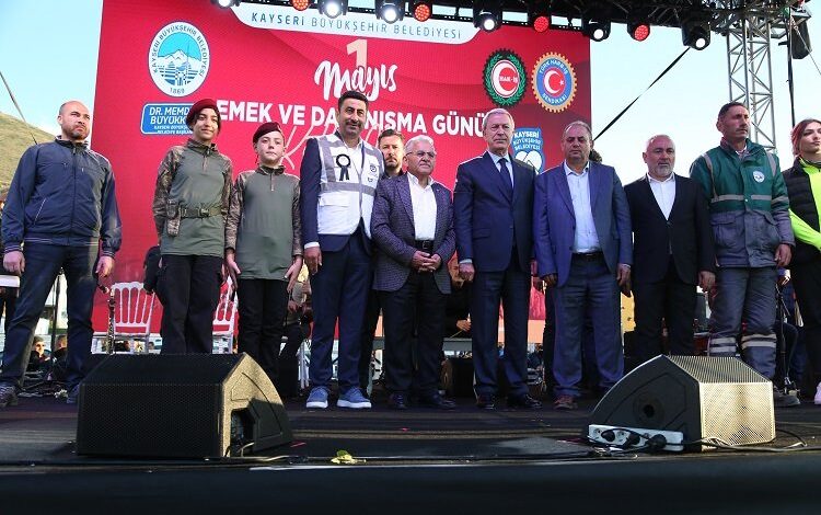 Kayseri protokolü konserde halkla buluştu Kayseri protokolü konserde halkla buluştu