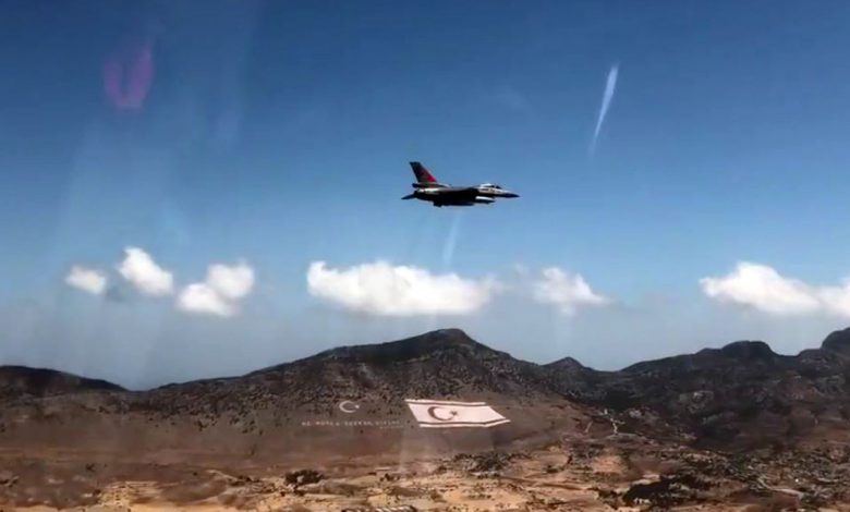 Türk Yıldızları’ndan selamlama uçuşu Türk Yıldızları’ndan selamlama uçuşu