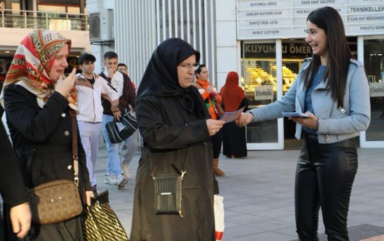 İzmit’te diyetisyenler vatandaşları bilgilendirdi