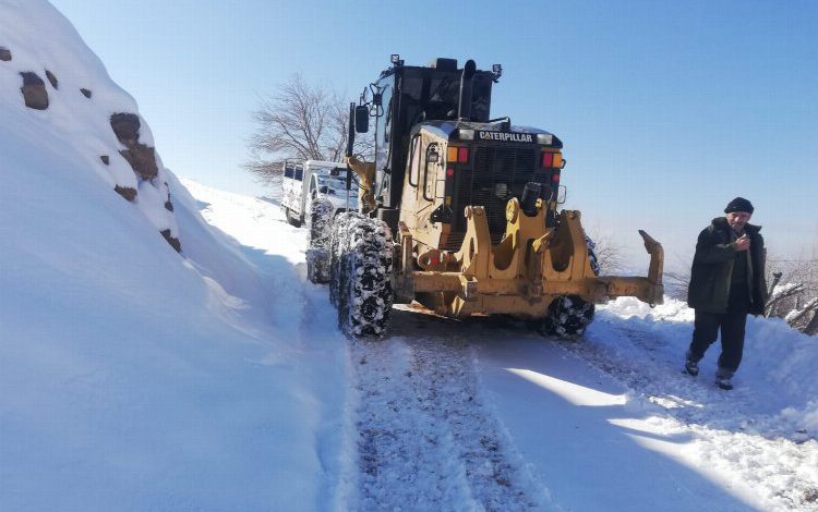 Batman Sason’un kırsalında kar mesaisi sürüyor Batman Sason’un kırsalında kar mesaisi sürüyor