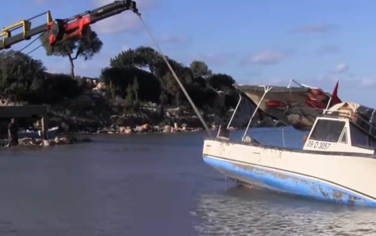 Didim’de karaya oturan iki balıkçı teknesi kurtarıldı