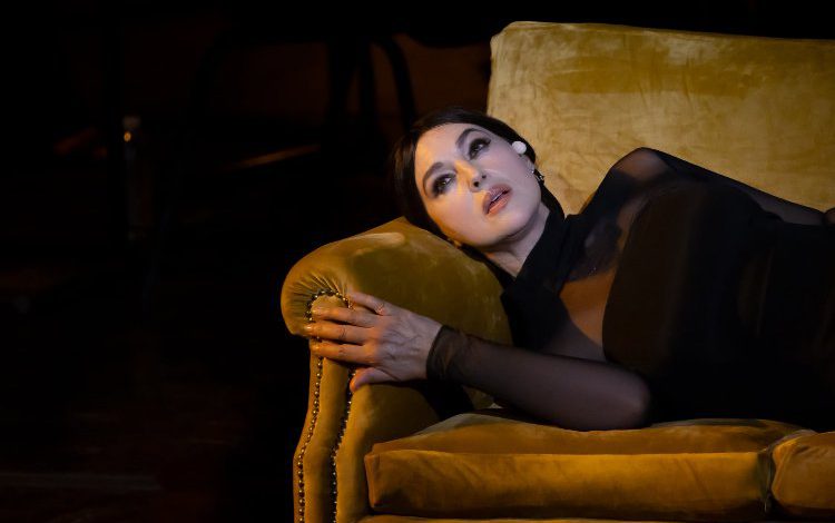 Monica Bellucci’nin gösterisine ünlüler geçidi