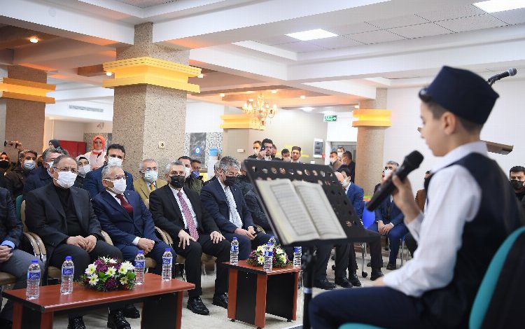 Büyükkılıç’tan Kuran-ı Kerim’i hıfzeden 58 öğrenciye tebrik ve hediye