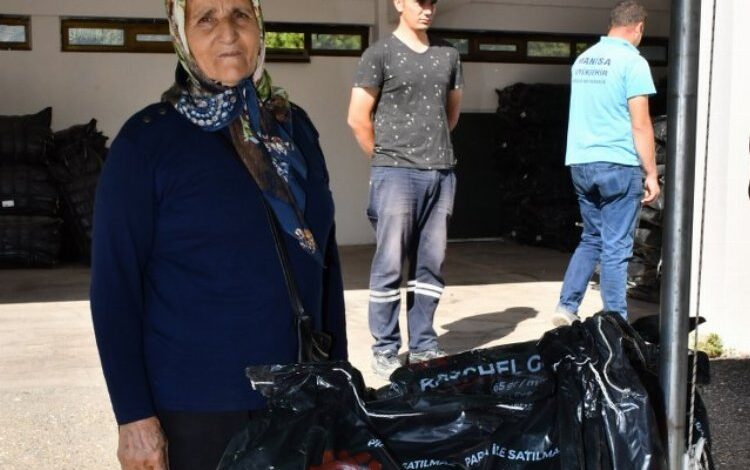 Manisa Salihli’de 500 zeytin üreticisine 2 bin örtü