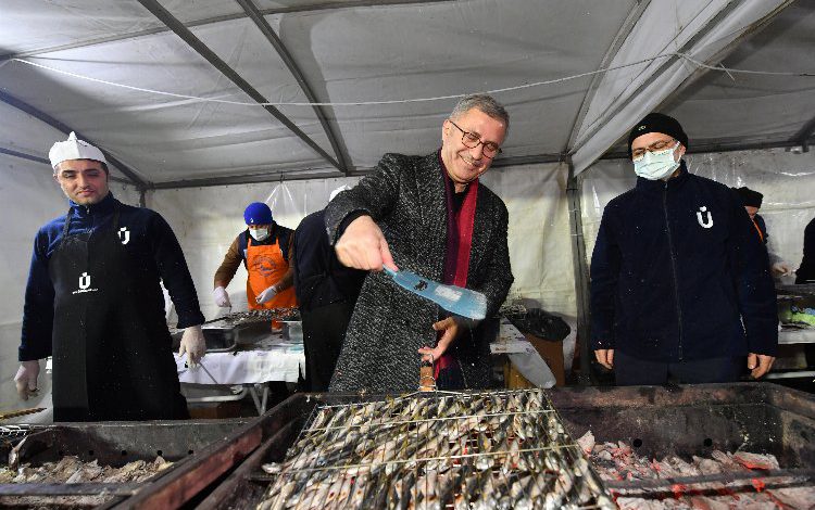 İstanbul Üsküdar’da balık ziyafetli ‘kar’ teşekkürü İstanbul Üsküdar’da balık ziyafetli ‘kar’ teşekkürü