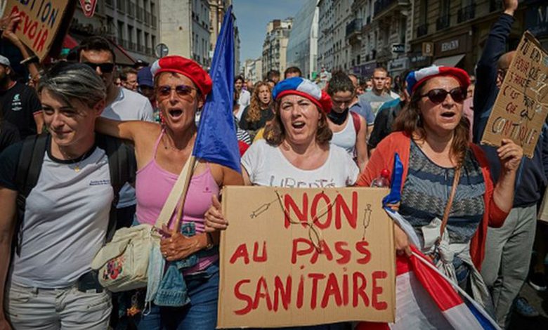 Fransa’da hükümetin ‘aşı’lı tedbirlerine kundaklamalı protesto