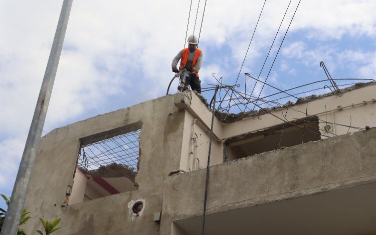 İzmit’te ağır hasarlı bir bina daha yıkılıyor İzmit’te ağır hasarlı bir bina daha yıkılıyor
