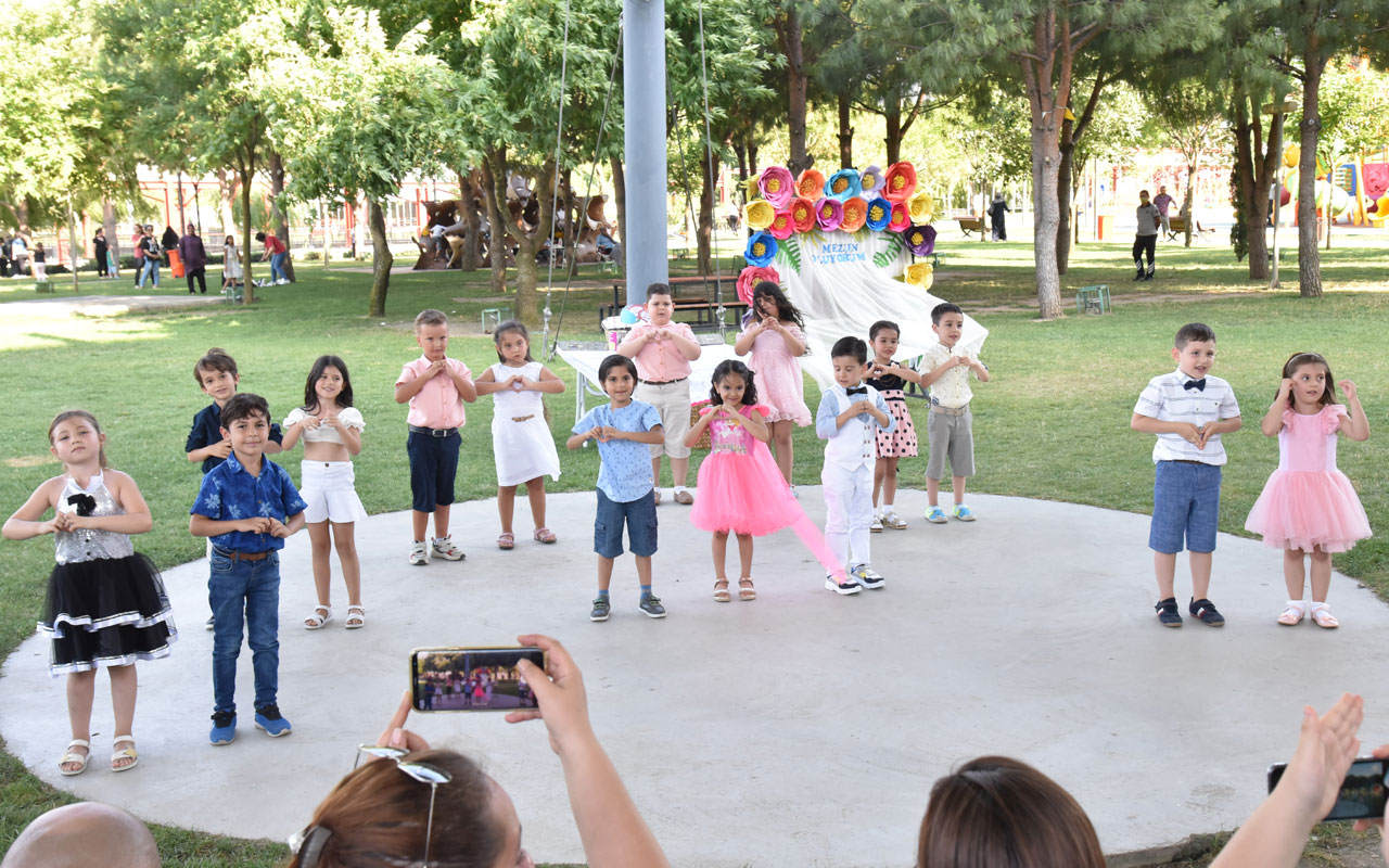 Manisa’da minikler mezuniyet heyecanı yaşadı