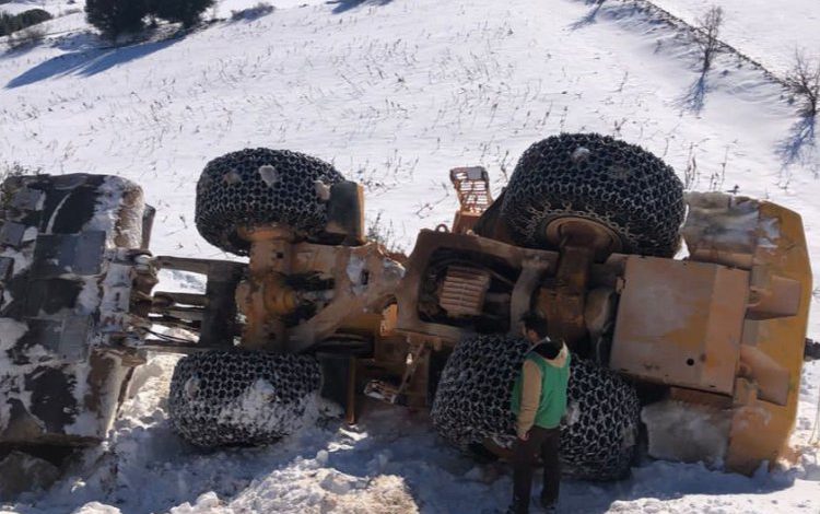 Adıyaman’da kar temizliği yapan kepçe devrildi