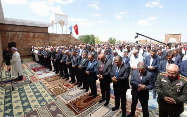 Cumhurbaşkanı Erdoğan Cuma’yı Malazgirt’te kıldı Cumhurbaşkanı Erdoğan Cuma’yı Malazgirt’te kıldı