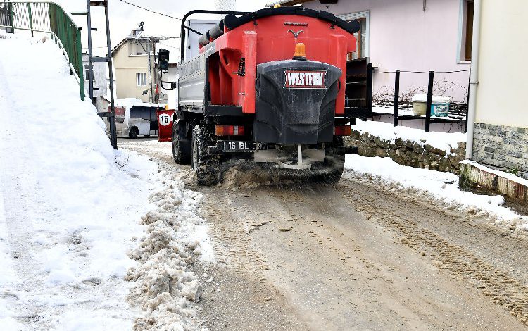 Bursa Osmangazi’de karla kaplı yollara müdahale Bursa Osmangazi’de karla kaplı yollara müdahale