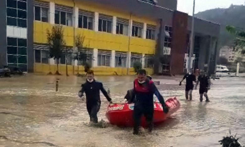 Sinop Babaçay’da ekipler 9 kişilik aileyi son anda kurtardı