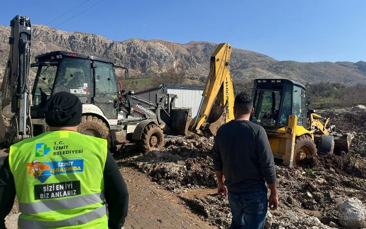 Adıyaman’da çamura saplanan iş makinası kurtarıldı Adıyaman’da çamura saplanan iş makinası kurtarıldı