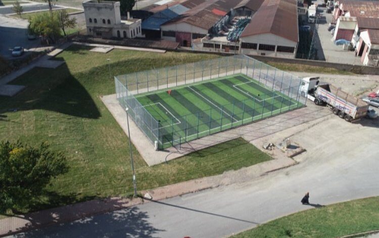 Kayseri Melikgazi’den gençlere futbol sahası Kayseri Melikgazi’den gençlere futbol sahası