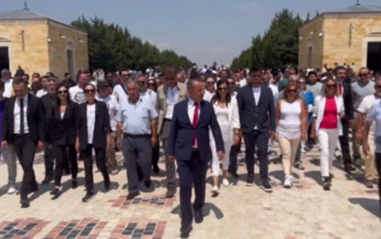 Tanju Özcan Anıtkabir’de… Özcan’dan Ata’ya şikayet Tanju Özcan Anıtkabir’de… Özcan’dan Ata’ya şikayet