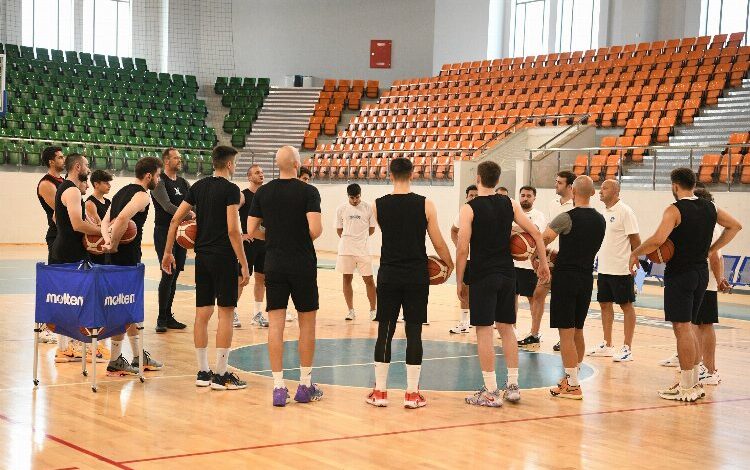 Basketbol takımı Çayırova’da sezonu açtı