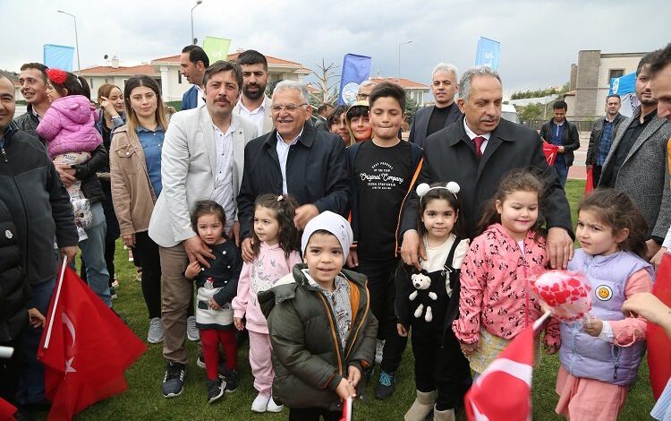 Memduh Büyükkılıç 23 Nisan şenliğine katıldı Memduh Büyükkılıç 23 Nisan şenliğine katıldı