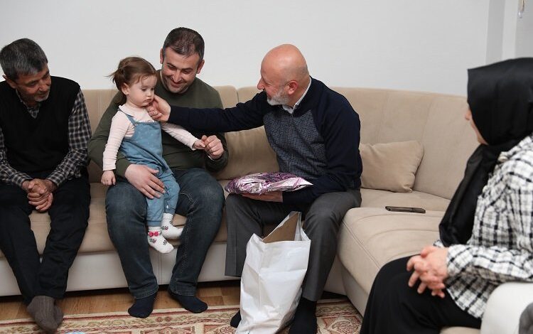 Çolakbayrakdar ailesi iftarda depremzede sofrasında Çolakbayrakdar ailesi iftarda depremzede sofrasında