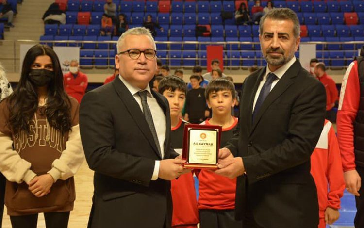 Vali Şimşek’ten Kaynar’a teşekkür plaketi