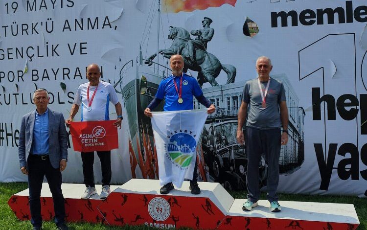 Sakaryalı sporcular yarı maratonda kürsüye çıktı