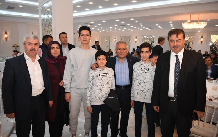 Büyükkılıç ailesi meclis üyeleriyle iftar sofrasında Büyükkılıç ailesi meclis üyeleriyle iftar sofrasında