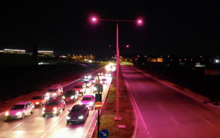 Şehrin Işıkları farkındalık için pembe yandı!