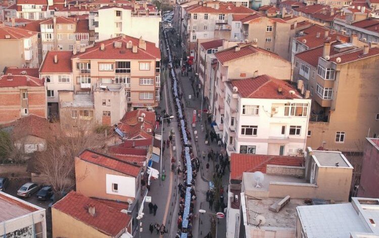 Uzunköprü’de ‘Büyük İftar Sofrası’ kuruldu Uzunköprü’de ‘Büyük İftar Sofrası’ kuruldu