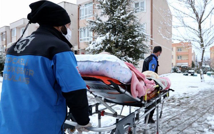 Kocaeli’nde Hasta Nakil Ambulansları kar kış dinlemiyor
