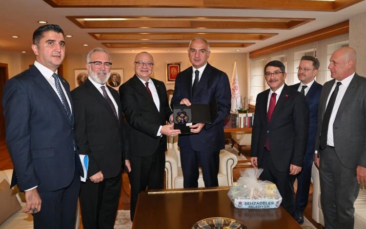 Manisa heyetinden Bakan Ersoy’a ‘köklü’ davet Manisa heyetinden Bakan Ersoy’a ‘köklü’ davet