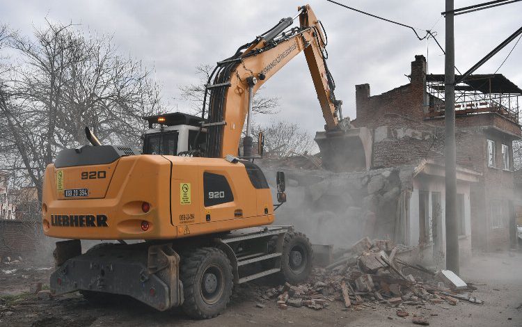 Bursa Osmangazi Tayakadın metruk binalardan temizleniyor Bursa Osmangazi Tayakadın metruk binalardan temizleniyor