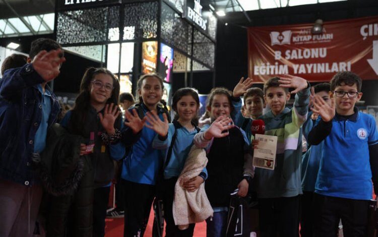 Antalyalılar Kitap Fuarı’ndan memnun Antalyalılar Kitap Fuarı’ndan memnun