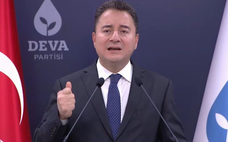 Babacan: “Durağa gelmek üzereyiz, müsait bir yerde inmeye hazırlanın!” Babacan: “Durağa gelmek üzereyiz, müsait bir yerde inmeye hazırlanın!”