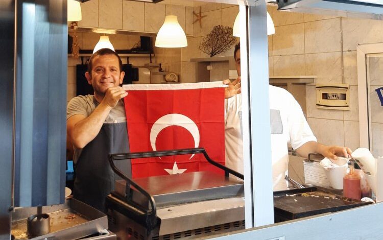 Manisa Zabıtası’ndan vatandaşlara Türk bayrağı