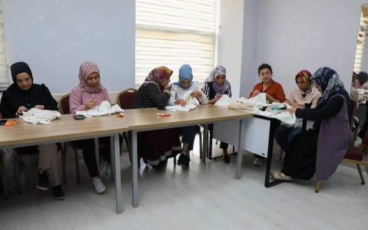 KAYMEK Hacılar’da El Sanatları Kursu sürüyor KAYMEK Hacılar’da El Sanatları Kursu sürüyor