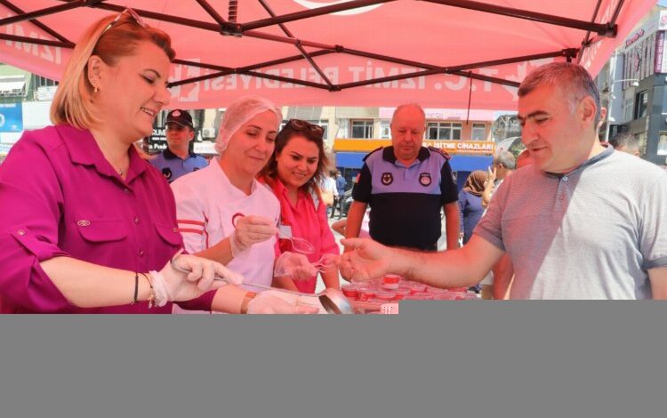 Başkan Hürriyet’ten İzmitlilere aşure ikramı Başkan Hürriyet’ten İzmitlilere aşure ikramı