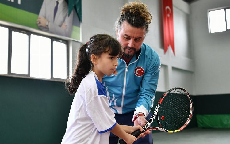Bursa Osmangazi’de engeller tenisle aşılıyor Bursa Osmangazi’de engeller tenisle aşılıyor