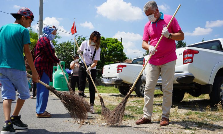 Kırklareli Lüleburgaz’da süpürgeleri kaptılar, sokaklarını süpürdüler Kırklareli Lüleburgaz’da süpürgeleri kaptılar, sokaklarını süpürdüler