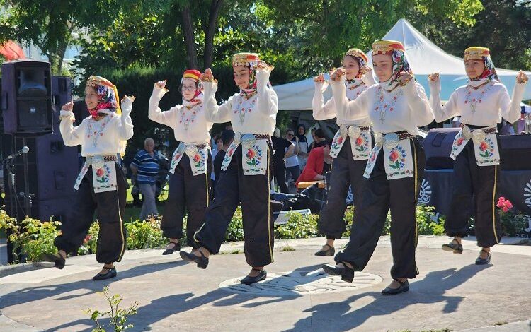 Gölcük’te 13. Bahar Şenliği başladı Gölcük’te 13. Bahar Şenliği başladı