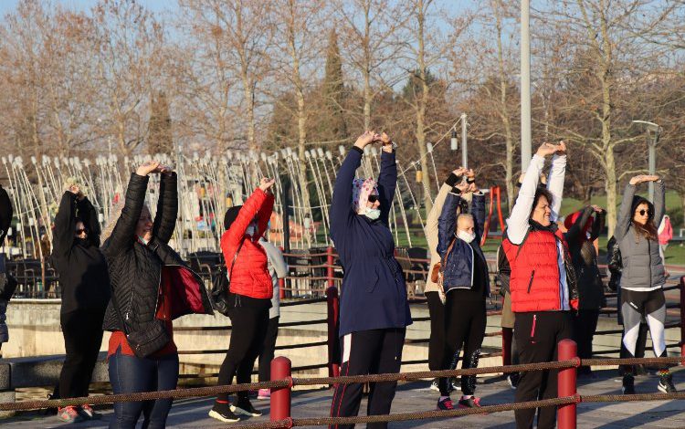 Kocaeli İzmitli kadınlar sağlık için yürüdü Kocaeli İzmitli kadınlar sağlık için yürüdü