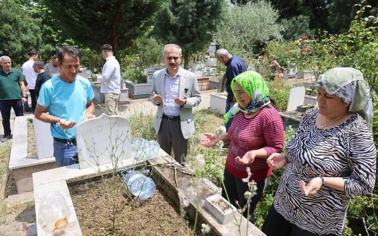 Kabir ziyareti yapan Çayırovalılara çiçek dağıtıldı Kabir ziyareti yapan Çayırovalılara çiçek dağıtıldı