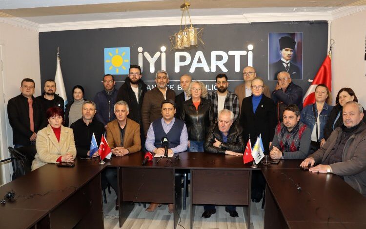 İYİ Parti Keşan İlçe Yönetimi görevinden ayrıldı